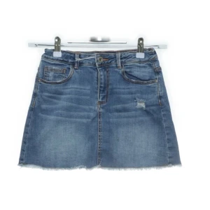 Zara jeanskjol  - Jag säljer denna jeanskjolen från zara i storlek 152 men passar xs/s. Köparen står för frakten och pris kan diskuteras :)