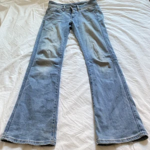 Ljusblå booutcut jeans - Säljer dessa supersnygga lågmidjade bootcut jeansen i bra skick. Storleken är 28/32 och de sitter perfekt på mig som är 170. Skriv privat för eventuella frågor 💗