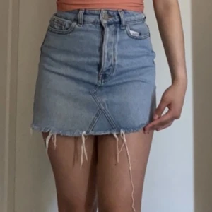 jeanskjol  - Högmidjade jeanskjol i storlek xxs/32