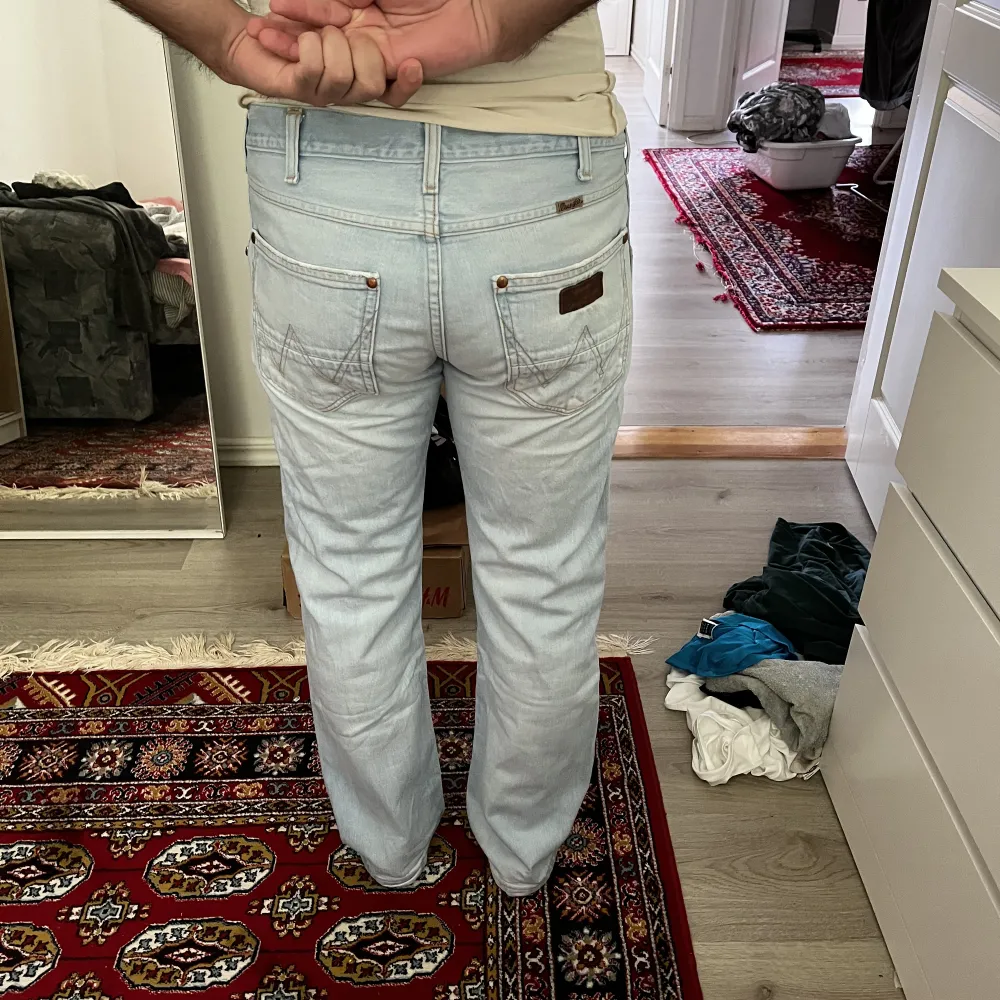 Ljusblå vintage Wrangler jeans köpta secondhand, waist 33 längd 34 men upplevs mindre i storlek! . Jeans & Byxor.