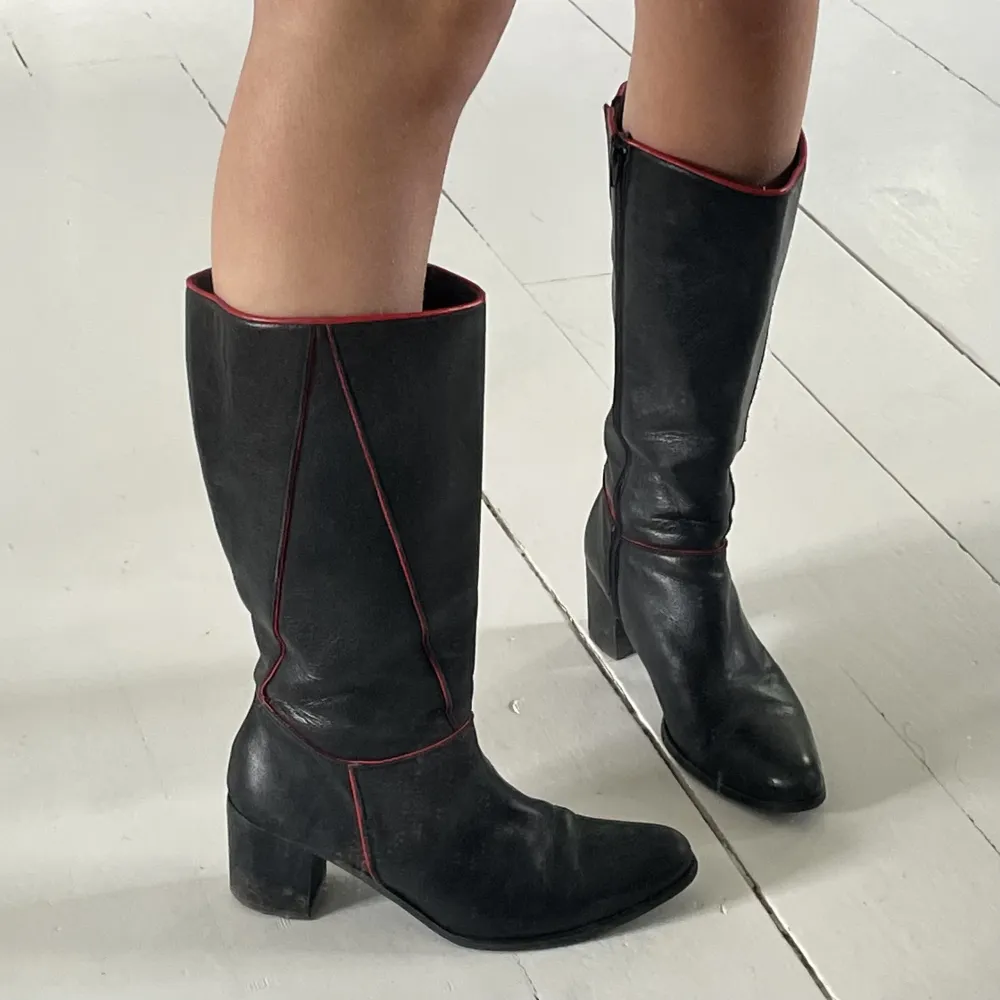 Svarta boots med röda detaljer! Perfekta klackar till en kväll ute eller bara när som! Sköna och i bra skick. . Skor.
