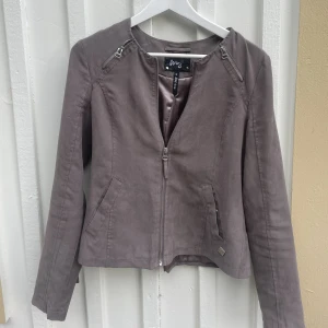 Jacka - Tunn ”mocka” jacka. Lite tajt för att va en M 