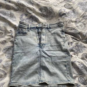 Jeanskjol - En jättefin jeanskjol med stretchigt jeansmaterial💓 säljer pga att den är för liten💓