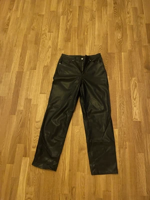 Skinn byxor - Sitter väldigt bra, är väldigt bra längd enligt mig som är 170. Väldigt bra skick. 