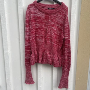 Tröja - Stickad tröja, lite tajtare i midjan och runt handlederna vilket gör att den sitter så fint!