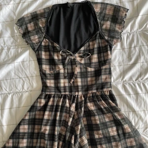 söt romper/klänning urban outfiters  - jättefin klänning/byxdress från urban outfiters, den ser ut som en klänning men är som en byxdress, älskar den men den passar inte riktigt min stil, använd nån enstaka gång <3