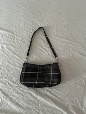 Väska - En super gullig väska. Passar perfekt nu till sommaren. Man får plats med det viktigaste och till och med lite till. Aldrig använts. Inga defekter. Skriv om ni har frågor🖤