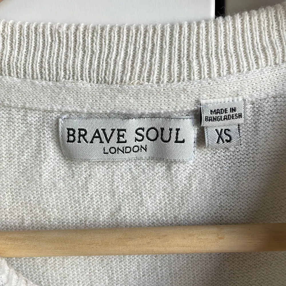 Randig tröja från Brave Soul, kommer inte till användning. Storlek XS men passar S och lite större.. Stickat.