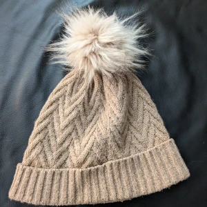 Mysig vinter mössa  - Finns mössa i en mörkare beagie färg. Ny skick 