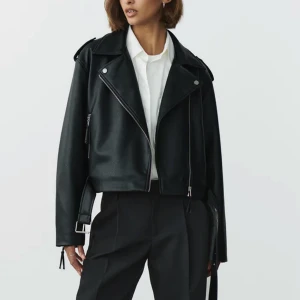 Gina tricot skinnjacka  - Säljer denna skinnjackan som endast är testad! Super fin oversized jacka som sitter väldigt fint på🥰