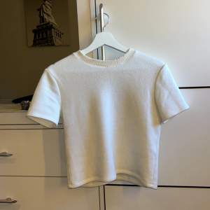 En mjuk stickad t shirt ifrån Zara som inte säljs nån mer, som passar till allt! 💗
