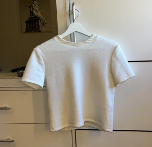 Stickad t shirt - En mjuk stickad t shirt ifrån Zara som inte säljs nån mer, som passar till allt! 💗