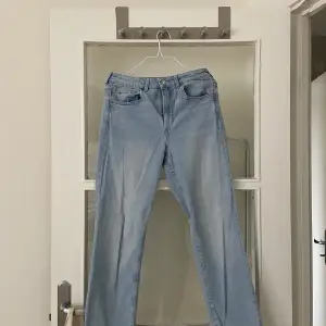HM blåa straight jeans. Sitter perfekt på mig som är 165