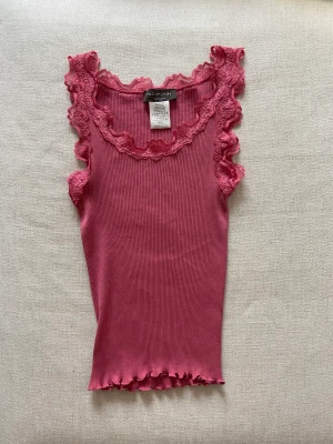 Rosemunde linne - Super gulligt linne från Rosemunde, superfin färg men säljer pga att jag tyvärr inte tycker den klär mig. Det står size M på lappen men jag brukar ha XS/S och den passar mig utmärkt. Stretchigt material så skulle nog även passa en M super!