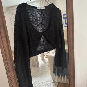 Kofta  - Svart kofta med glitter detaljer! Så söt! Fint skick 