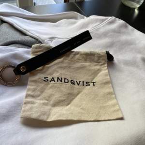 Nyckelband i läder från Sandqvist, aldrig använt. Dustbag medfås. Inköpt för 200kr