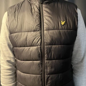 Lyle scott väst  - Lyle scott väst i bra skicka, storlek XL! Men sitter som en L 