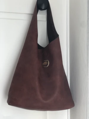Mulberry väska - Skitsnygg mulberry väska, mkt utrymme och passar till allt. Lätt att bära på axeln exempelvis, och överlag bara en skitcool väska. Pris kan diskuteras! 😘det är bara o höra av sig om frågor uppstår, puss