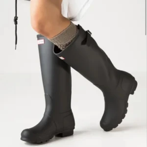 Hunter stövlar - Säljer dessa svarta snygga hunter gummistövlar i storlek 37. Sparsamt använda och i nyskick ☔️  Nypris 1500 kr