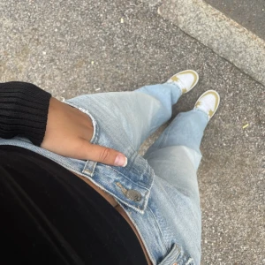 Blåa jeans  - Säljer dessa superfina jeansen! Passar mig som är 178 lång och brukar ha 38 i jeans men dessa är lite oversize 🩵