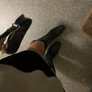 Cowboy boots - Ur snygga cowboy boots köpta på urban outfitters. Säljer då de aldrig kommer till användning… I nyskick och inga defekter🖤Storlek 38!