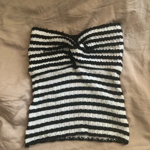 tub topp NA-KD strl M - En helt oanvänd virkad tubtopp från NA-KD i storlek M, superstretchig och fin. Originalpris är 399:- säljs för 60:-