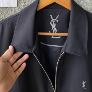 YSL - Yves Saint Laurent - Jacka - Nyskick.   Givetvis original.  Mörk marinblå.  Storlek M.