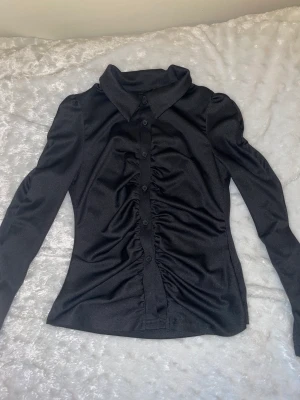 Svart skjorta - Svart skjorta i storlek S