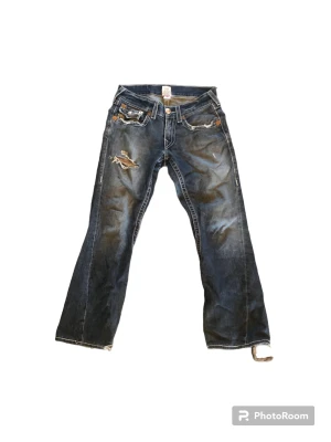 feta true religion jeans  - ett par tvär feta trueys. de sitter ganska baggy. säljer för bra pris för att de inte kommer till användning 