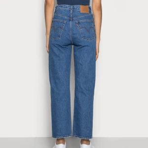 Jeans Levi’s - Säljer de här levi’s jeansen då dem inte kommer till användning. De är i nyskick 💕  Modellen: Ribcage straight. Nypris ca 900kr