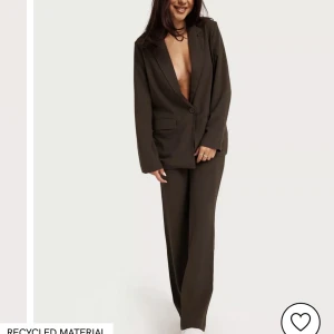 Brunt kostymset  - Från Nelly.vin M i båda delarna 