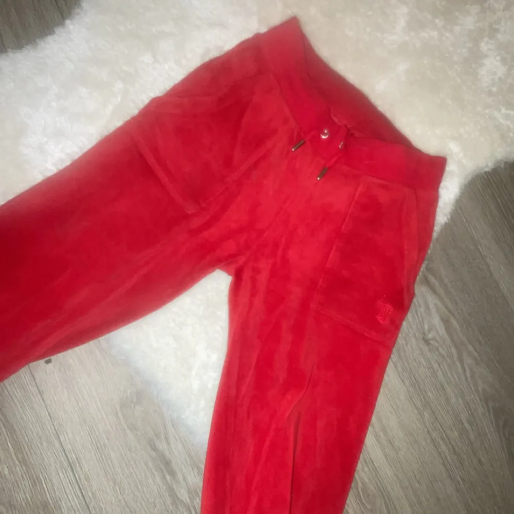 Säljer mina röda juicy couture byxor. Jag använder de aldrig men är nästan aldrig använda!!❤️🙌 ps dom är i storlek xxs men passar även mej som oftast har s.. Jeans & Byxor.
