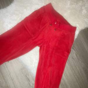 Säljer mina röda juicy couture byxor. Jag använder de aldrig men är nästan aldrig använda!!❤️🙌 ps dom är i storlek xxs men passar även mej som oftast har s.