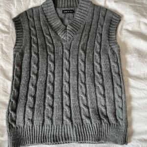 Stickad grå väst - Stickad grå väst i one size. Använd någon enstaka gång.