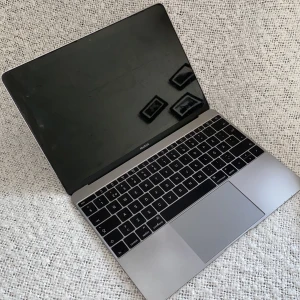 Macbook 2016  - Macbook 2016  Har några år på nacken och batteriet är inte i toppform men fungerar annars jätte bra. 