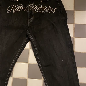 Rare humans, byxor M - Köpta på första droppet och alla droppa sen det har sålt slut på nån minut.  Bra skick, inga skador över huvudtaget😃 Nypris 1500kr 