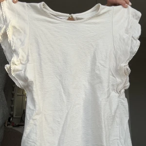 Super gullig topp - Säljer denna super fina toppen från Holly & Whyte som använts få gånger🩷original pris 400 men säljer för 280🩷köpare står för frakten🚚