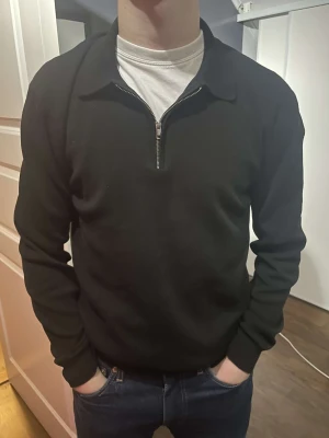 Zip tröja HM - Fin halvzip från HM,  Använd fåtal gånger Nypris: 400kr