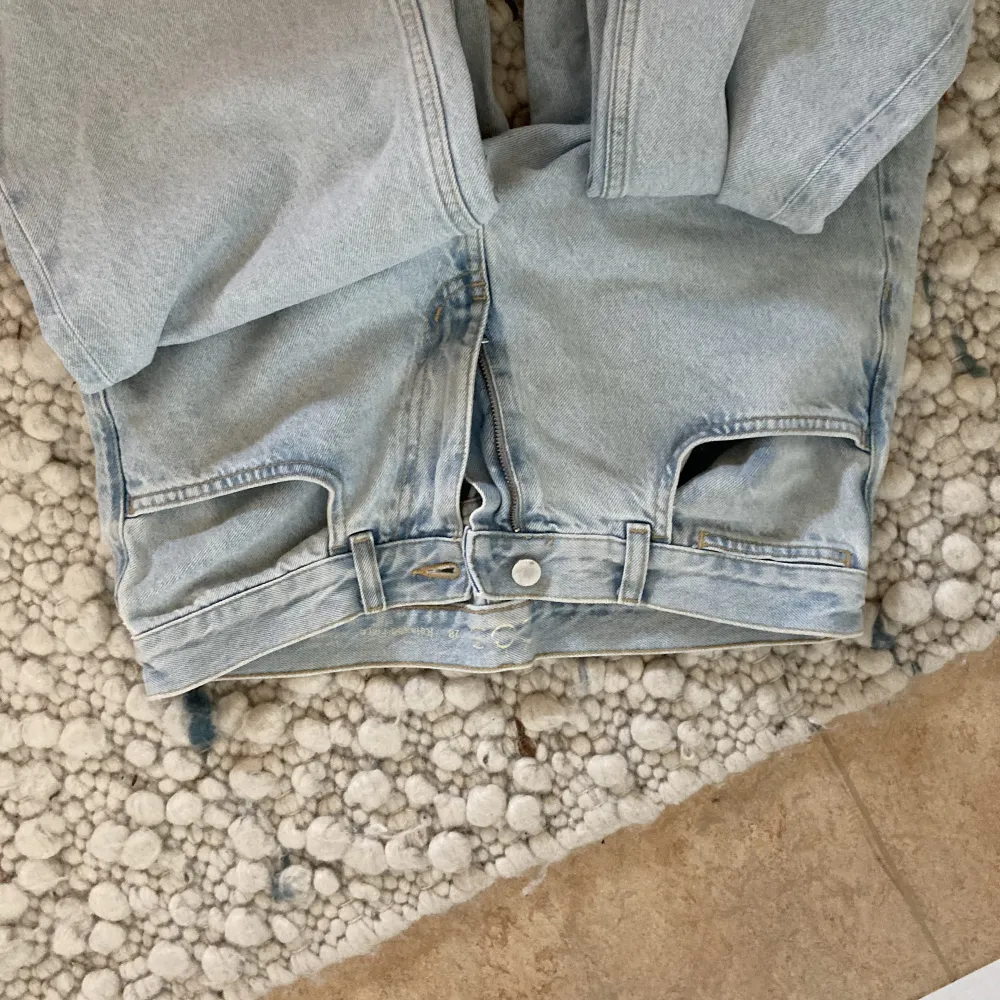 Säljer dessa jeans för dom inte kommit till så mycket användning! Köpta här på plick! Skick coola💕👌🏼👌🏼✨. Jeans & Byxor.