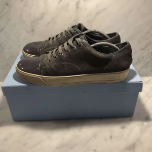 Lanvin  - Säljer dessa lanvin skor .Skorna är flitigt använda, men har mycket kvar att ge! Nypris 4300. Storlek: uk9.Hör av er vid eventuella frågor!