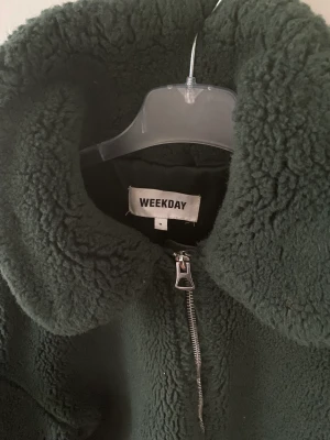 Teddyjacka - Mörkgrön, gosig, Teddyjacka med öppna fickor och dragkedja. Perfekt i höst och vinter!! 