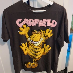 Oversized t-shirt med tryck - Mörkgrå t-shirt med katten Gustav på. Lappen är borttagen men det är storlek L!