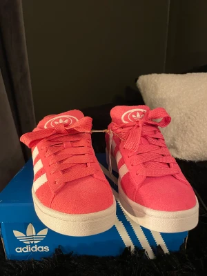 Adidas campus 00 - Ett par helt nya adidas campus som är slutsålda överallt. Jag har 37-38 i storlek. Finns kvitto och fler bilder. 