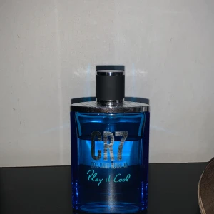 CR7 Parfym - En Cr7 Cristiano Ronaldo PLAY IT COOL parfym 50ml flaska (se bild hur mycket som är kvar) en mer fräsch lukt som passar alla sammanhang. Säljer pga jag tröttnat