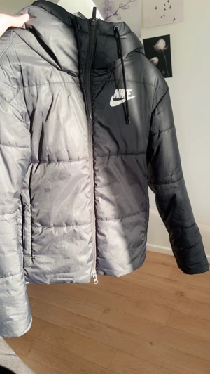 Nike vinterjacka - En supervarm vinterjacka som både är mysig och fin. Ord pris. 1200kr. Ena dragkedjan på fickan är förstörd men märks inte av. 