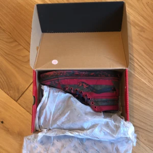 Vansskor - Hallownskor från vans som var limited edition. Bra att skatea i och andvända 2 gånger