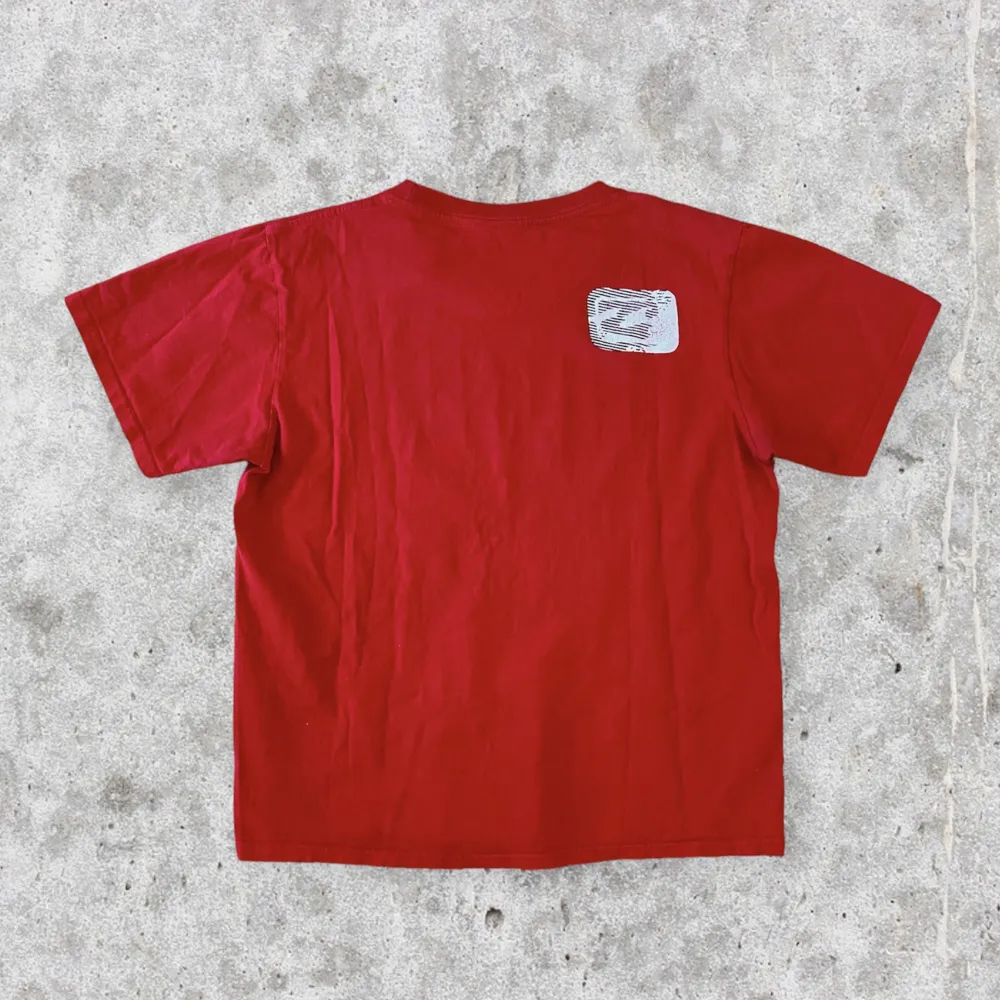 En röd fin vintage Billabong tisha. I fint skick. Snygg fit och färg. Mått: längd 61 cm, axlar 44,5 cm, bröstkorg och hemm 52 cm.. T-shirts.