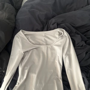 Grå topp - Sitter tajt på