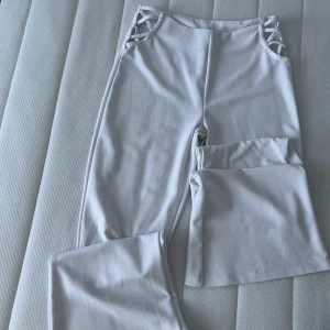 Byxor vita - Ett par vita byxor, jag är 165 lång och passar perfekt. Använt ett par gånger men ser som nya ut. Väldigt stiliga och bekväma 