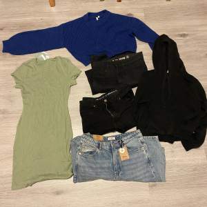 1 grön klänning från hm  1 blå stickad tröja från Nelly  1 svart hoodie från Nelly 2 svarta jeans storlek 38 1 blå jeans storlek 40 (liten i storlek) 